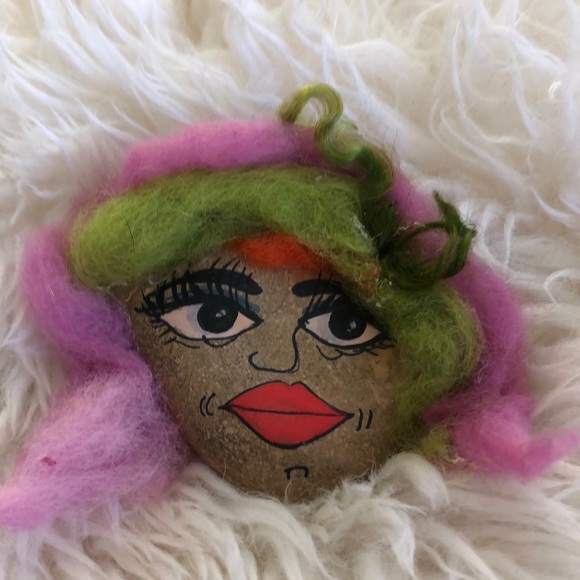 Faces painted on hand picked rocks, wool hair - Picture 4 of 5